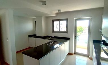 Departamento 2 dormitorios con balcón continuo y cochera