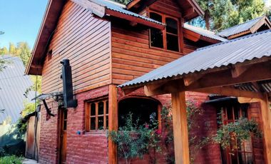 FINA PATAGONIA. Casa en alquiler c/ cochera en San Martin de los Andes