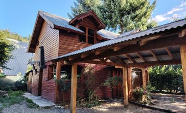 FINA PATAGONIA. Casa en alquiler c/ cochera en San Martin de los Andes