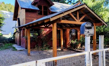 FINA PATAGONIA. Casa en alquiler c/ cochera en San Martin de los Andes
