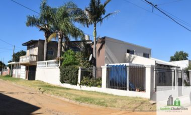 Casa con departamento en venta – ambas unidades alquiladas