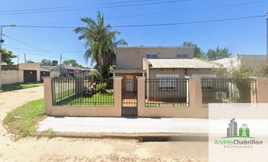 Casa con departamento en venta – ambas unidades alquiladas