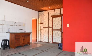 Casa con departamento en venta – ambas unidades alquiladas