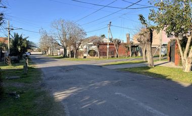 Casa 3 ambientes con pileta en venta en Platanos