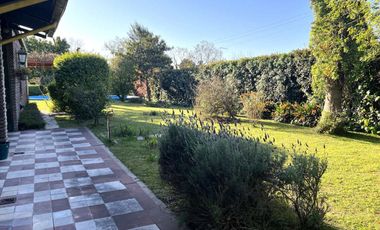 Casa 3 ambientes con pileta en venta en Platanos