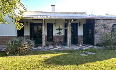 Casa 3 ambientes con pileta en venta en Platanos