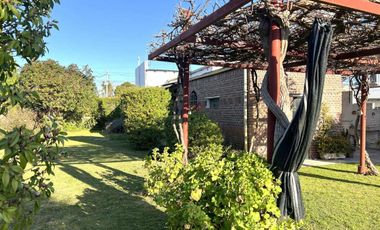 Casa 3 ambientes con pileta en venta en Platanos