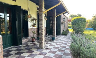 Casa 3 ambientes con pileta en venta en Platanos