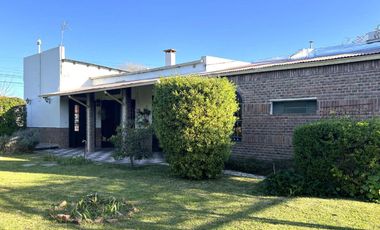 Casa 3 ambientes con pileta en venta en Platanos