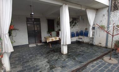 Gran Casa 8 ambientes, zona Parque Garay