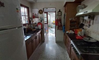 Gran Casa 8 ambientes, zona Parque Garay