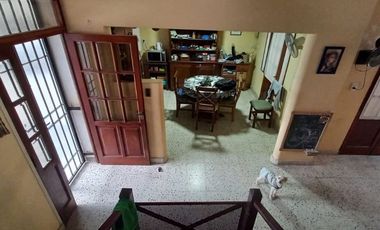 Gran Casa 8 ambientes, zona Parque Garay