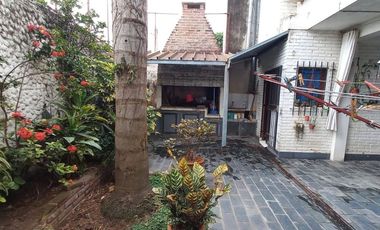 Gran Casa 8 ambientes, zona Parque Garay