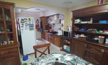 Gran Casa 8 ambientes, zona Parque Garay