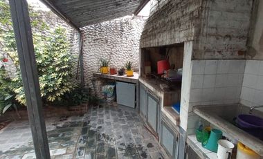 Gran Casa 8 ambientes, zona Parque Garay
