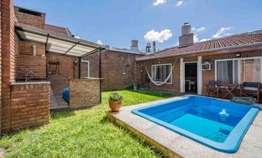 VENTA - CASA 3 AMB C/ QUINCHO Y PILETA - C. MADERO