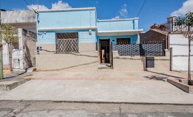 VENTA - CASA 3 AMB C/ QUINCHO Y PILETA - C. MADERO