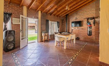 VENTA - CASA 3 AMB C/ QUINCHO Y PILETA - C. MADERO