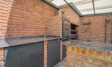 VENTA - CASA 3 AMB C/ QUINCHO Y PILETA - C. MADERO