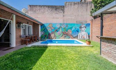 VENTA - CASA 3 AMB C/ QUINCHO Y PILETA - C. MADERO