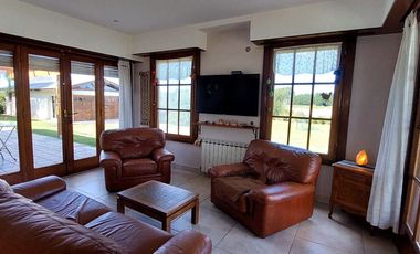 VENTA EXCELENTE CASA 4 AMB, QUINCHO Y PARQUE,VIDAL