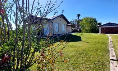 VENTA EXCELENTE CASA 4 AMB, QUINCHO Y PARQUE,VIDAL