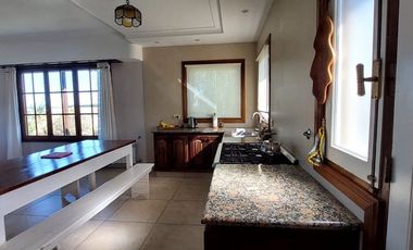 VENTA EXCELENTE CASA 4 AMB, QUINCHO Y PARQUE,VIDAL