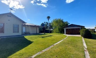 VENTA EXCELENTE CASA 4 AMB, QUINCHO Y PARQUE,VIDAL