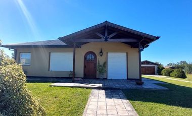 VENTA EXCELENTE CASA 4 AMB, QUINCHO Y PARQUE,VIDAL