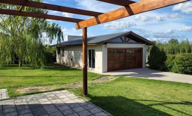 VENTA EXCELENTE CASA 4 AMB, QUINCHO Y PARQUE,VIDAL