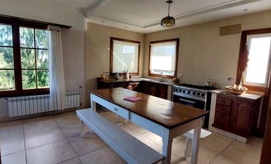 VENTA EXCELENTE CASA 4 AMB, QUINCHO Y PARQUE,VIDAL