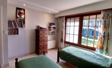 VENTA EXCELENTE CASA 4 AMB, QUINCHO Y PARQUE,VIDAL