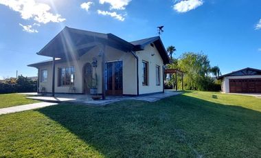 VENTA EXCELENTE CASA 4 AMB, QUINCHO Y PARQUE,VIDAL