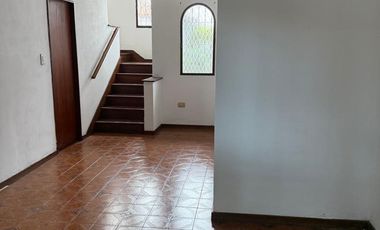 Venta casa 4 ambientes con garage cubierto