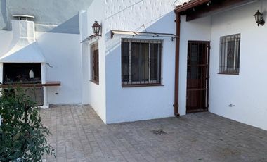Venta casa 4 ambientes con garage cubierto
