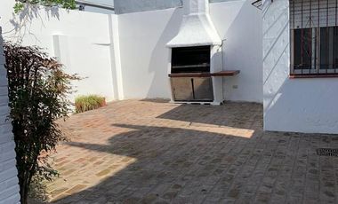 Venta casa 4 ambientes con garage cubierto