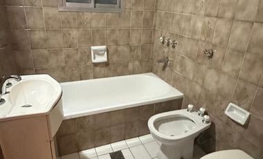 Venta casa 4 ambientes con garage cubierto