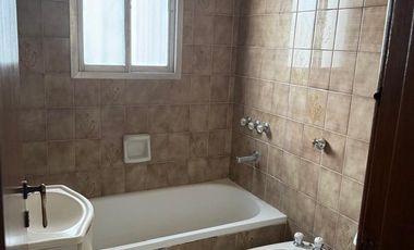 Venta casa 4 ambientes con garage cubierto
