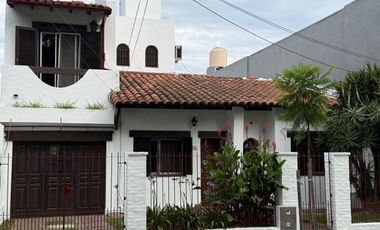 Venta casa 4 ambientes con garage cubierto