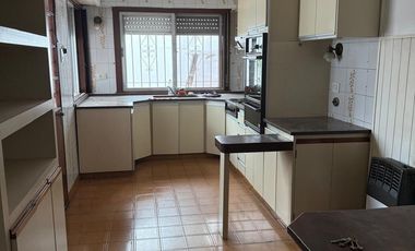 Venta casa 4 ambientes con garage cubierto