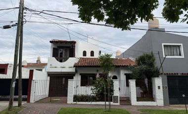 Venta casa 4 ambientes con garage cubierto