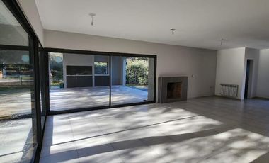 Casa 3 dormitorios con galería y cochera doble – Villa Warcalde  - Zona de clubes