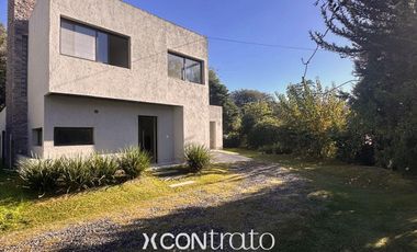 Casa 3 dormitorios con galería y cochera doble – Villa Warcalde  - Zona de clubes