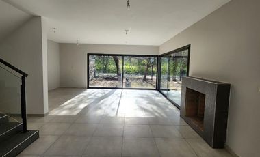 Casa 3 dormitorios con galería y cochera doble – Villa Warcalde  - Zona de clubes