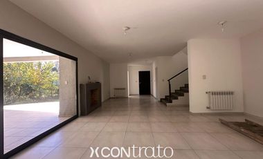 Casa 3 dormitorios con galería y cochera doble – Villa Warcalde  - Zona de clubes