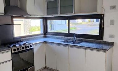 Casa 3 dormitorios con galería y cochera doble – Villa Warcalde  - Zona de clubes