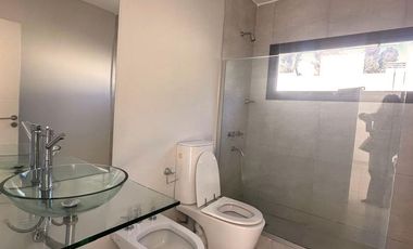 Casa 3 dormitorios con galería y cochera doble – Villa Warcalde  - Zona de clubes