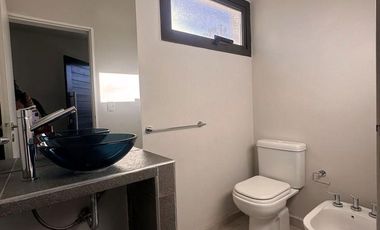 Casa 3 dormitorios con galería y cochera doble – Villa Warcalde  - Zona de clubes
