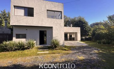 Casa 3 dormitorios con galería y cochera doble – Villa Warcalde  - Zona de clubes