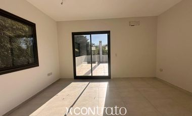 Casa 3 dormitorios con galería y cochera doble – Villa Warcalde  - Zona de clubes